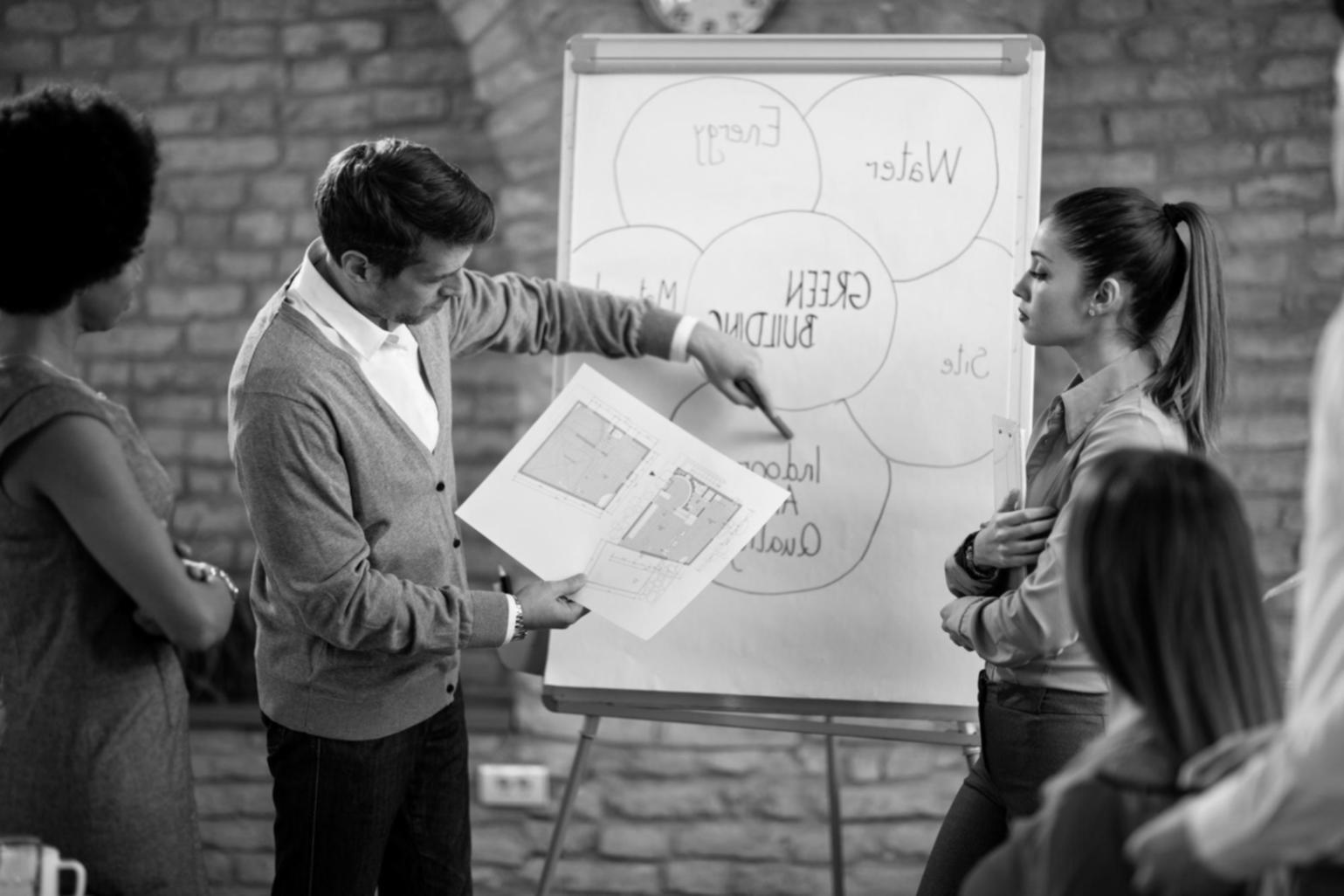 Menschen arbeiten gemeinsam an finanziellen Strategien