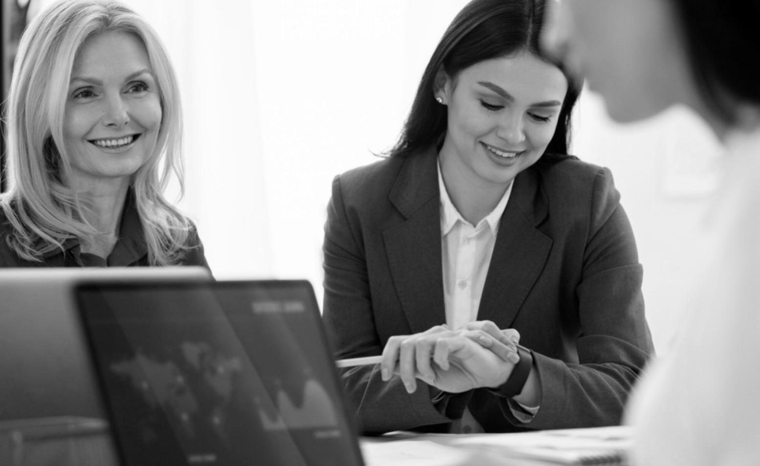 Organisierte Finanzunterlagen und Taschenrechner auf Schreibtisch